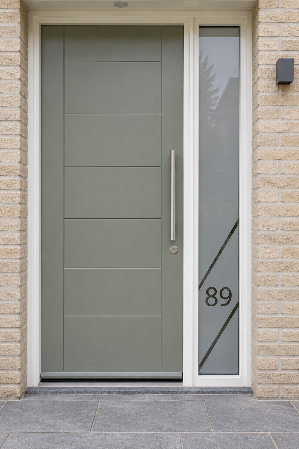 Verticale raamfolie met schuine lijnen in een lang, smal zijraam naast de voordeur.