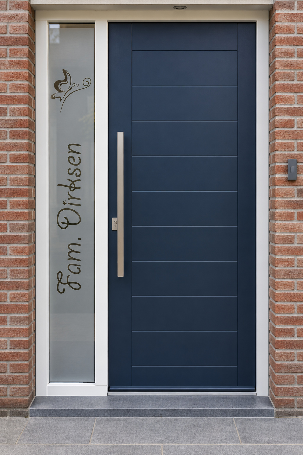 Verticale raamfolie met een sierlijke vlinder en een naam in een lang, smal zijraam naast de voordeur.