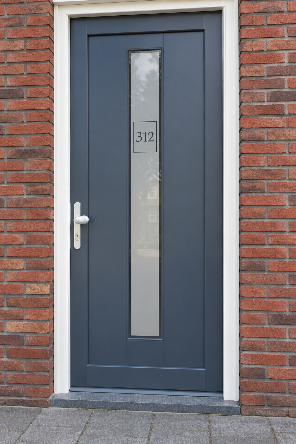 Verticale raamfolie met een huisnummer in een strak kader in een smalle, verticale glasstrook in de voordeur.