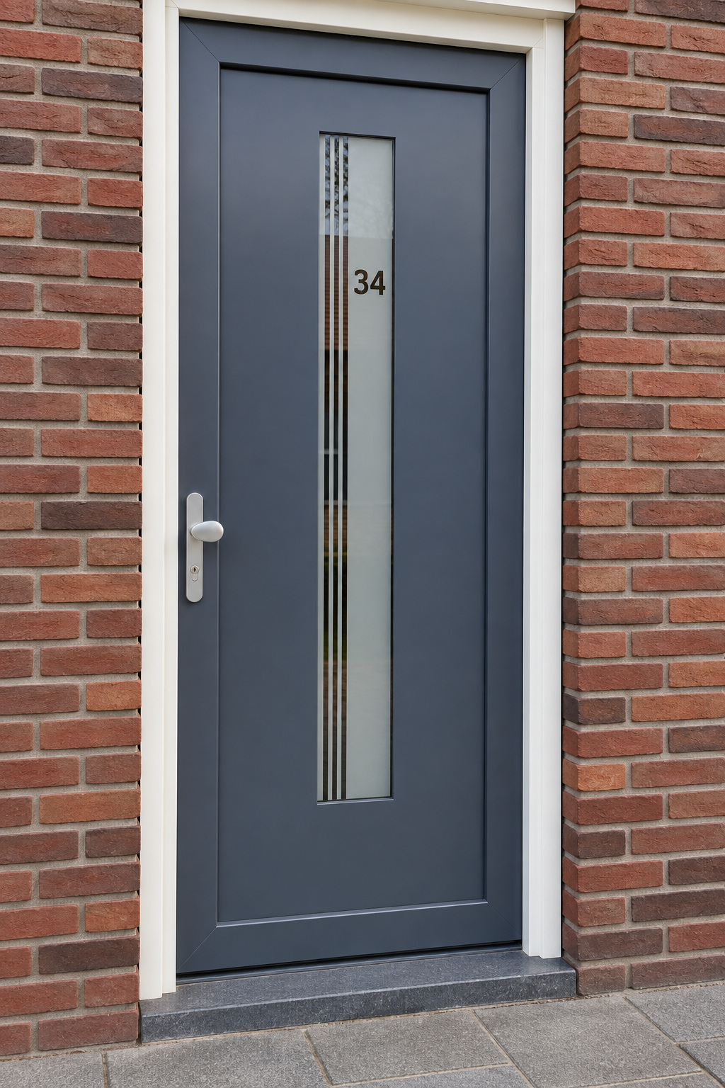 Gesneden matglasfolie met strakke strepen en een huisnummer in een smalle, verticale glasstrook in de voordeur.