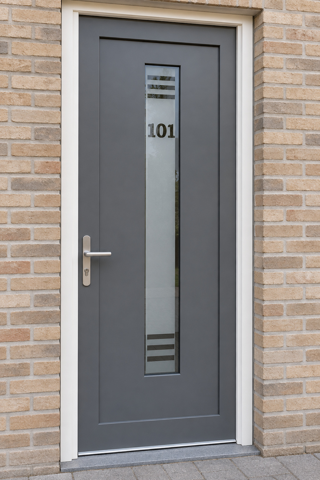 Verticale raamfolie met strepen en een huisnummer in een smalle, verticale glasstrook in de voordeur.
