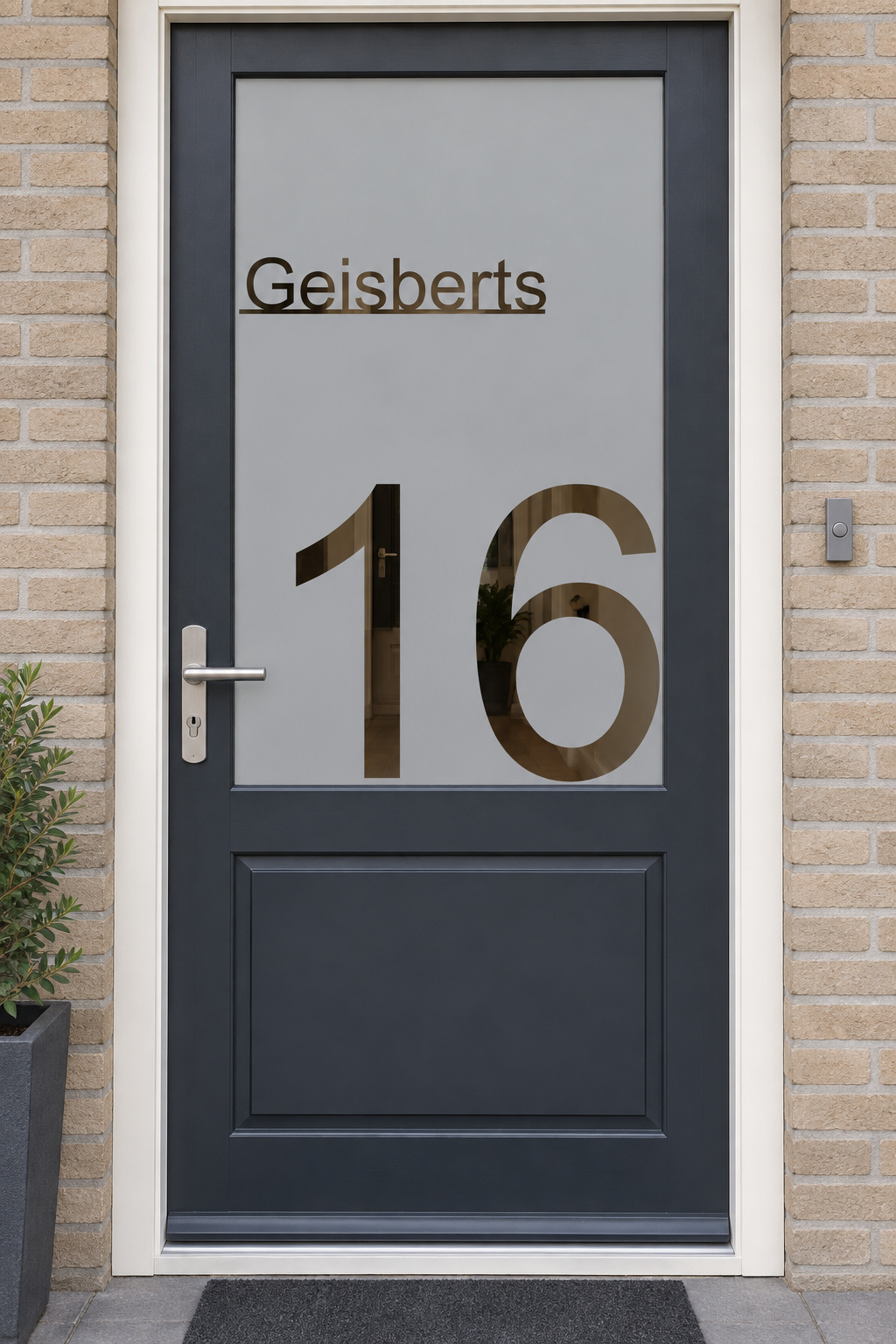 Nederlandse voordeur recht van voren met raamfolie eenvoudig design met groot huisnummer: een groot huisnummer en een onderstreepte familienaam.