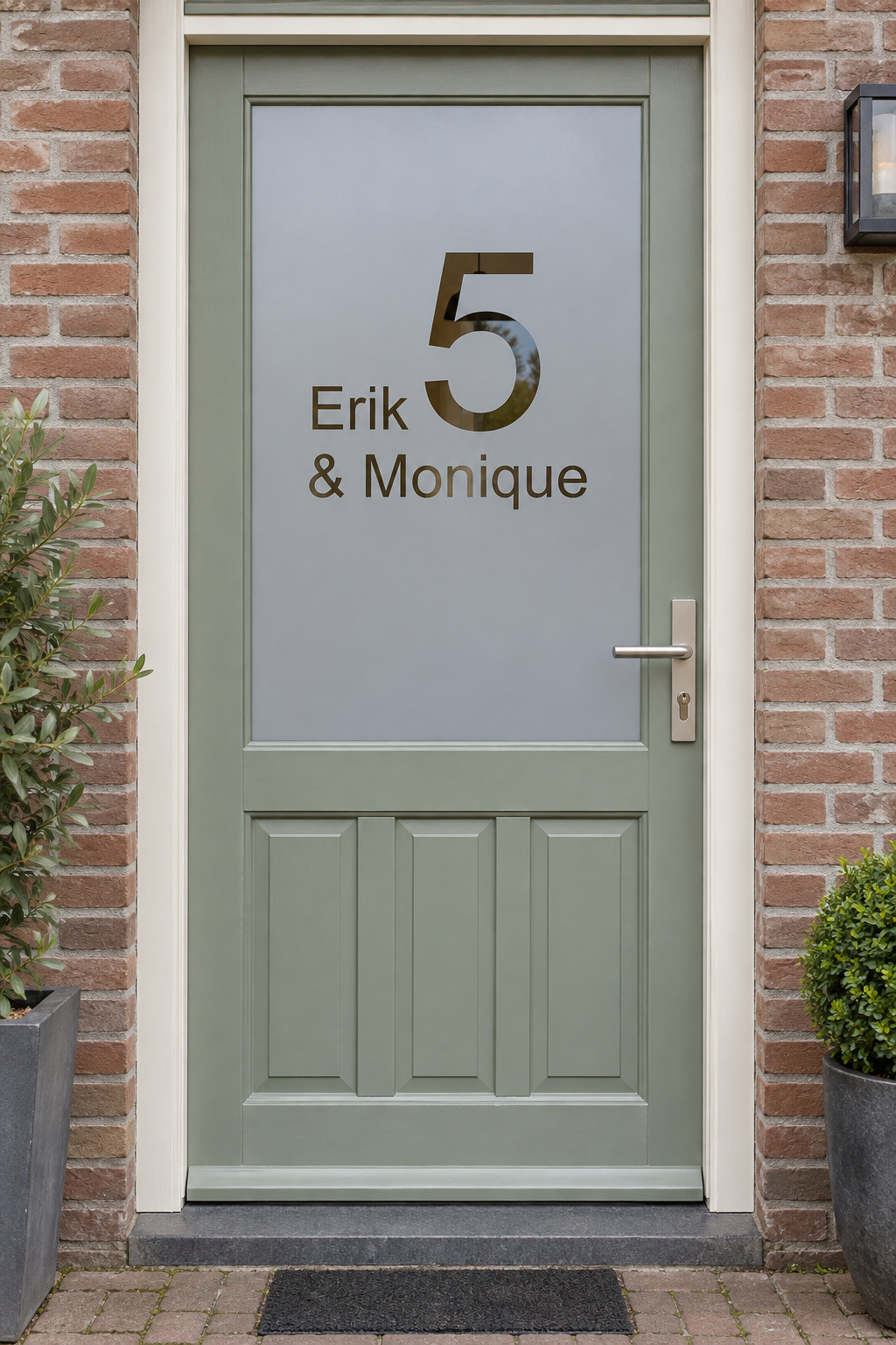 Nederlandse voordeur recht van voren met raamfolie eenvoudig ontwerp met namen: een huisnummer met twee voornamen.