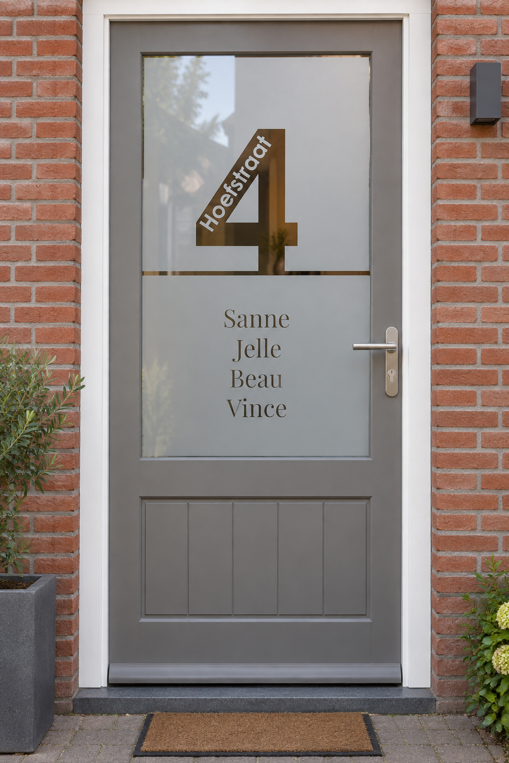Nederlandse voordeur recht van voren met raamfolie groot huisnummer met straatnaam en namen: een groot huisnummer met straatnaam en vier namen.