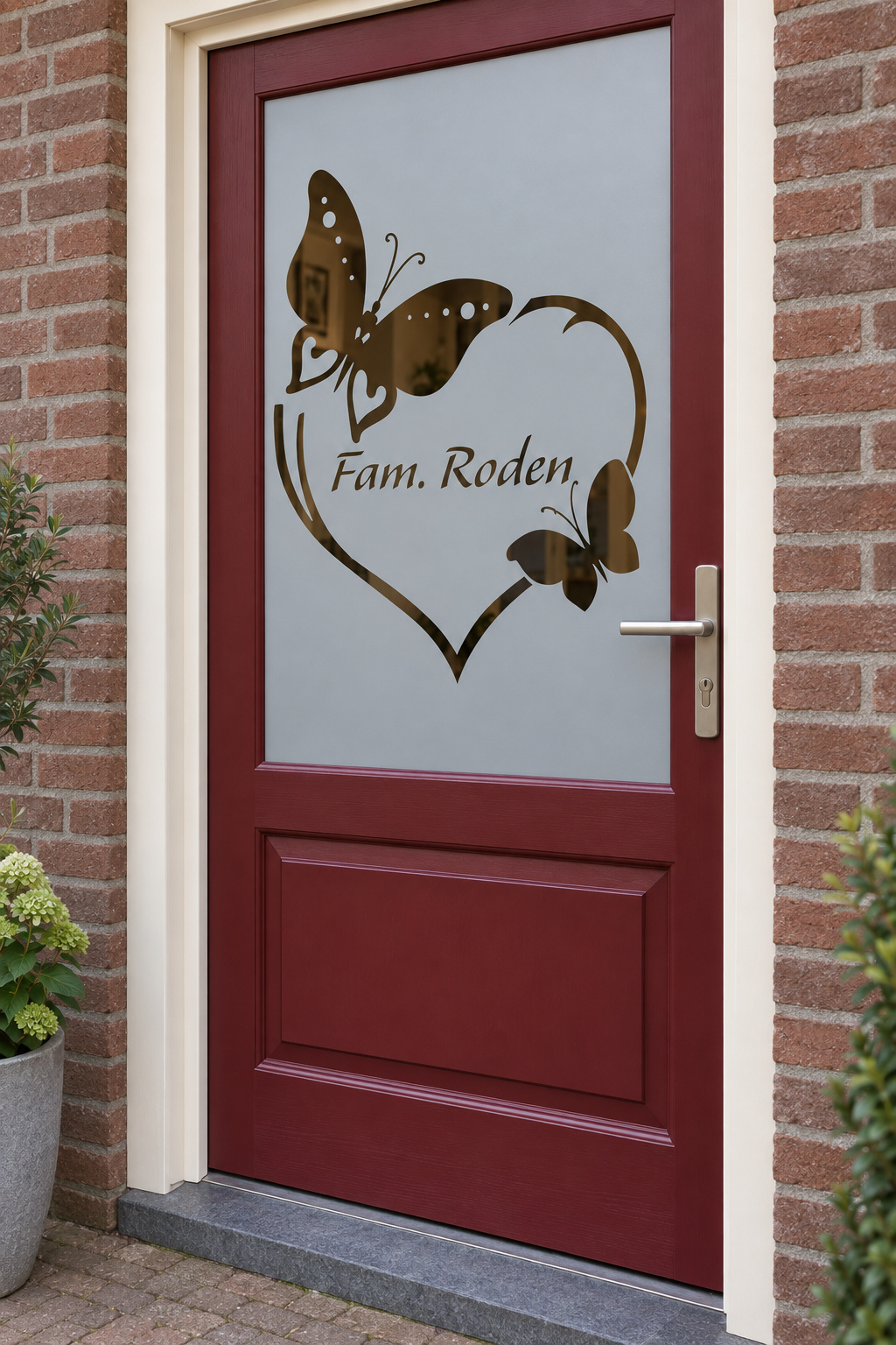 Schuin aanzicht van een Nederlandse voordeur met een hart met twee vlinders en de familienaam in het midden in raamfolie hartje vlinders en naam.