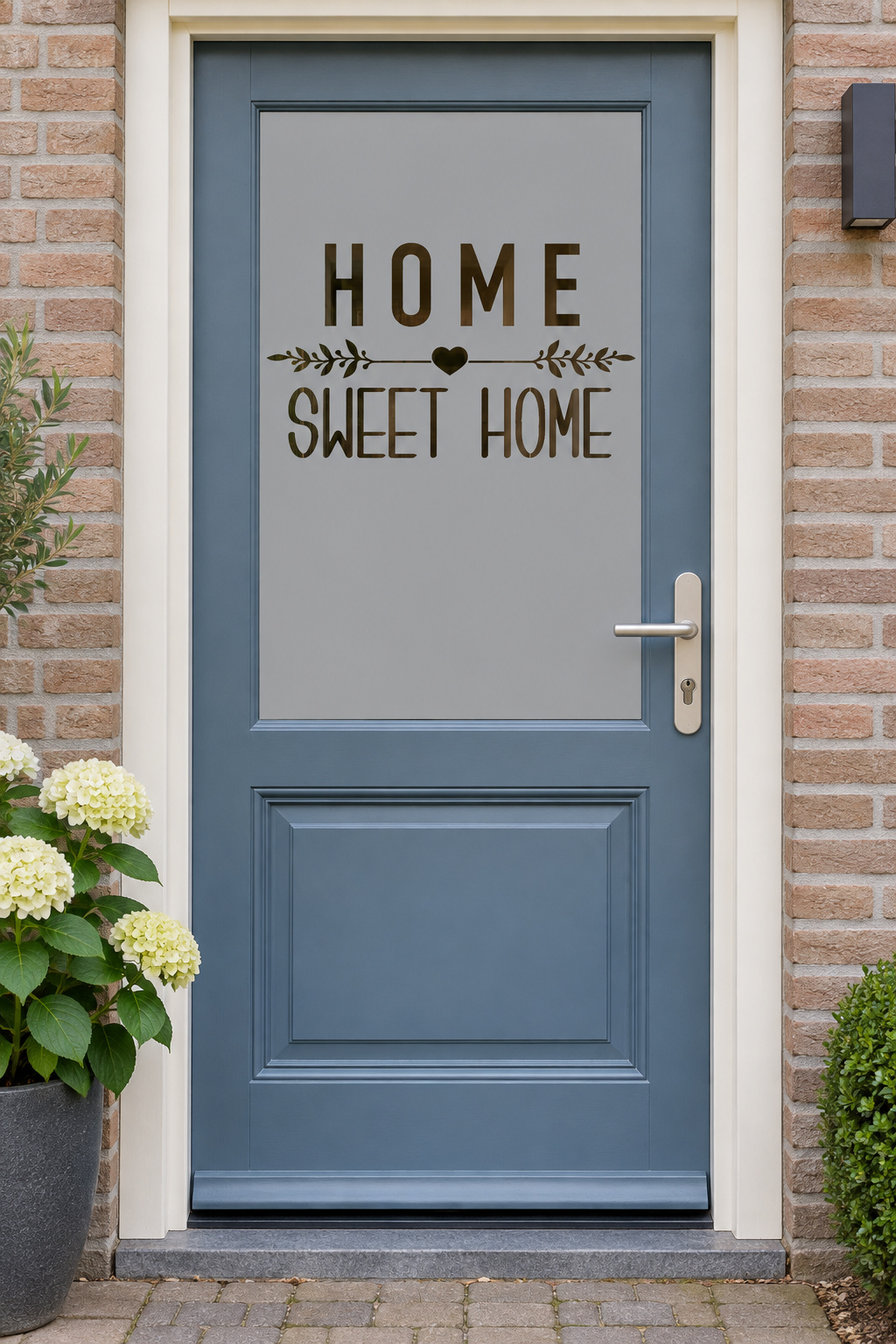 Nederlandse voordeur recht van voren met raamfolie home sweet home met hart: de tekst Home Sweet Home met een hart en takjes.