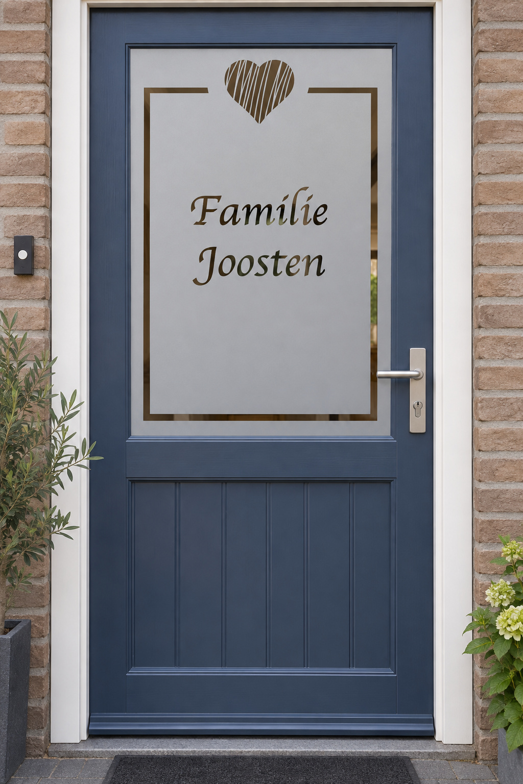 Nederlandse voordeur recht van voren met raamfolie kader hartje en achternaam: een gestreept hart boven een kader met familienaam.