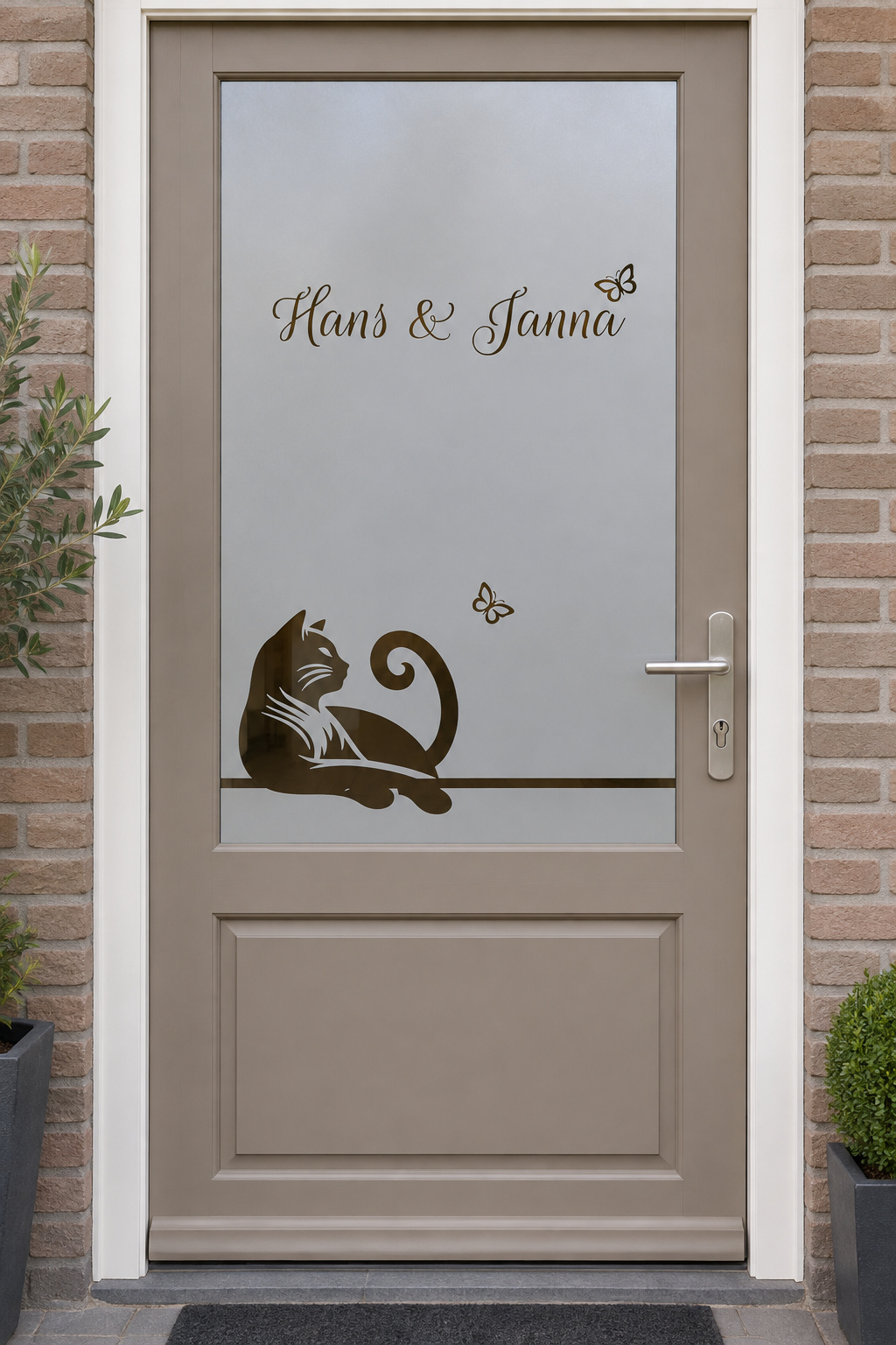 Nederlandse voordeur recht van voren met raamfolie kat met vlinders en namen: een liggende kat, twee vlinders en namen.