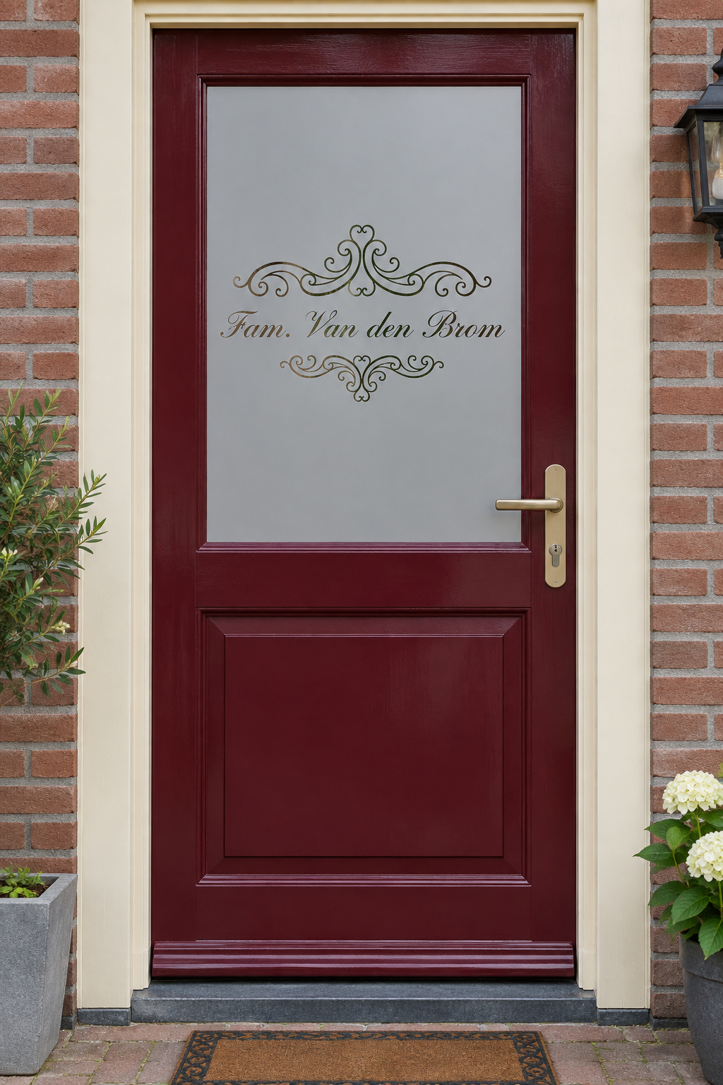Nederlandse voordeur recht van voren met raamfolie klassiek design met familienaam: klassieke krullen rond een familienaam.