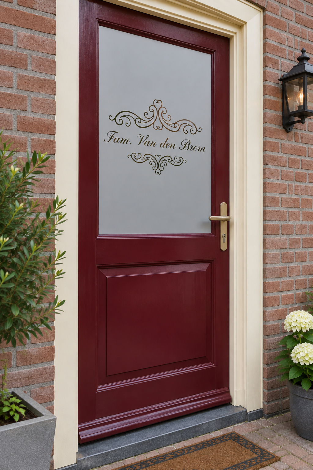 Schuin aanzicht van een Nederlandse voordeur met klassieke krullen rond een familienaam in raamfolie klassiek design met familienaam.