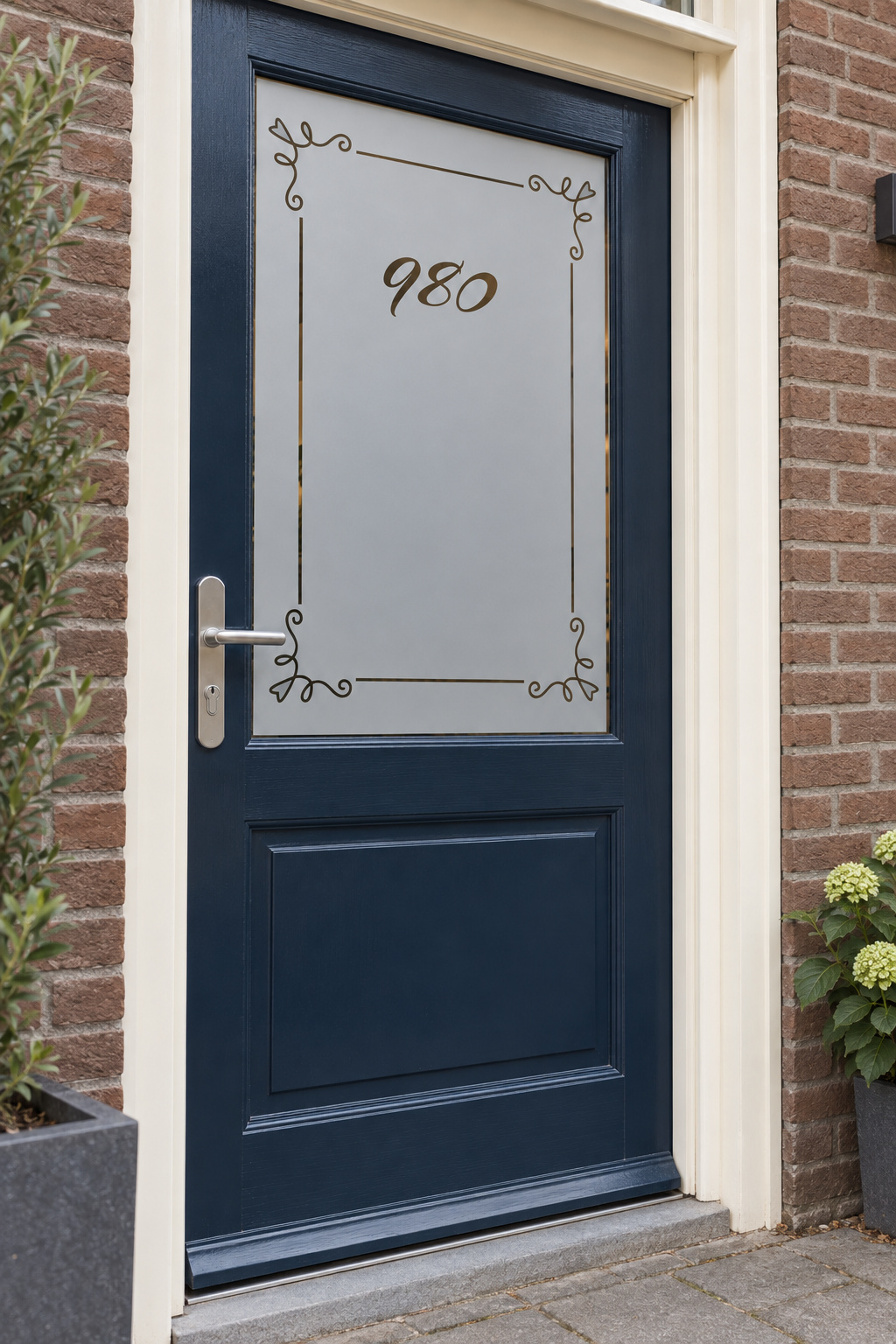 Schuin aanzicht van een Nederlandse voordeur met een klassiek kader met hoekornamenten in raamfolie klassiek kader.