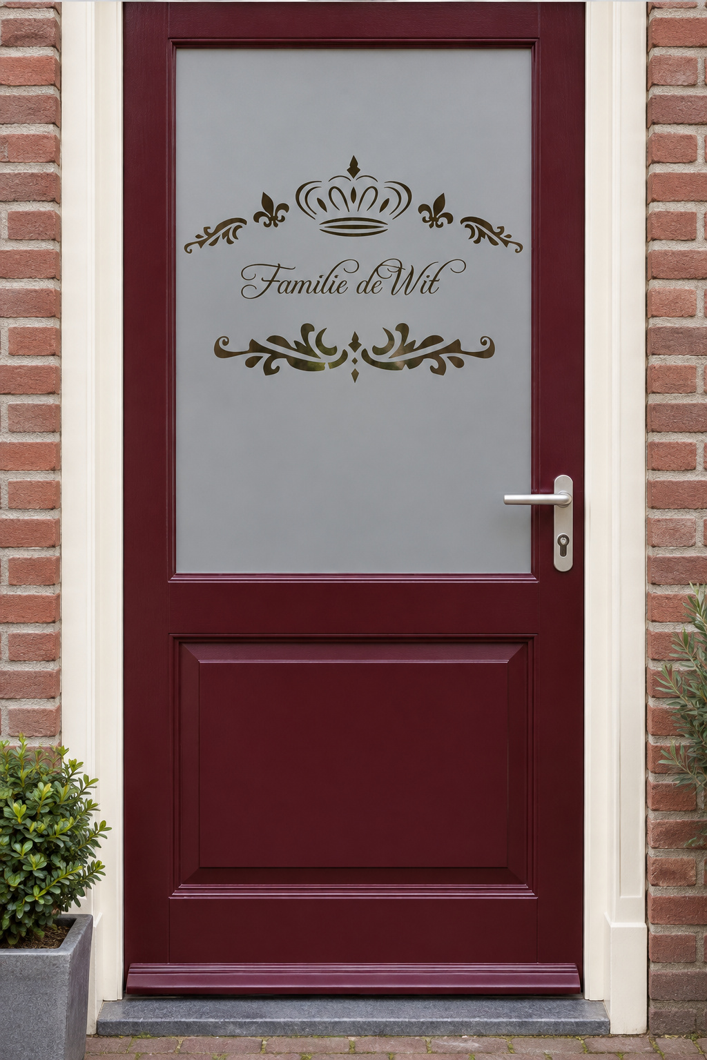 Nederlandse voordeur recht van voren met raamfolie klassiek kroontje met naam: een klassiek kroontje en sierlijke familienaam.