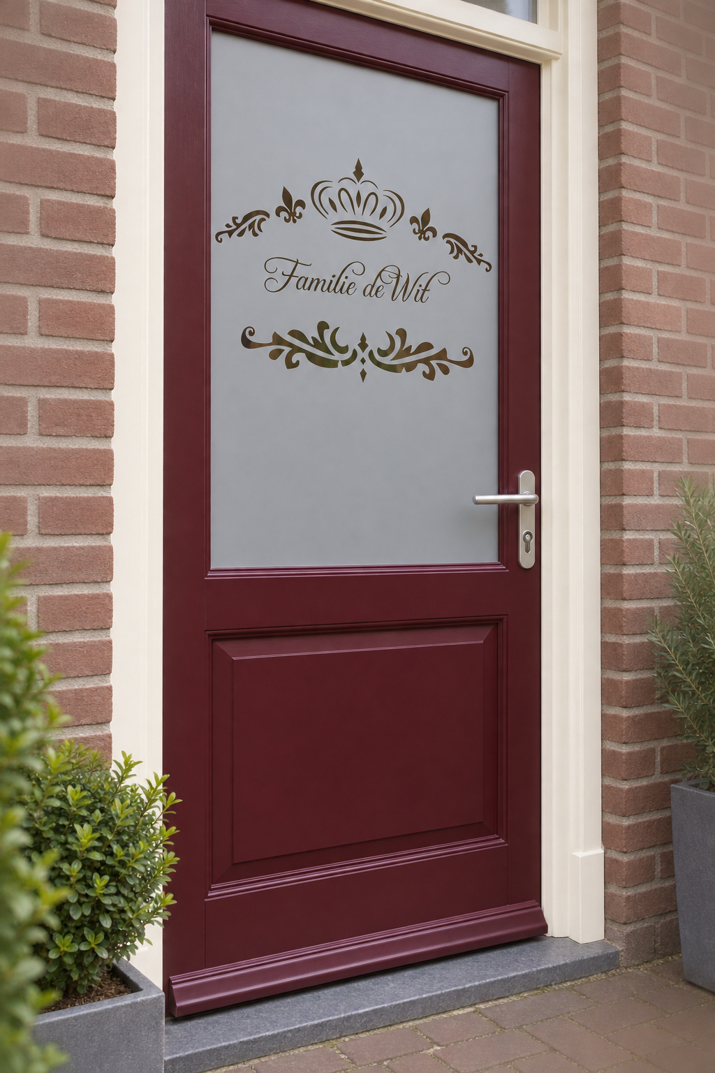 Schuin aanzicht van een Nederlandse voordeur met een klassiek kroontje en sierlijke familienaam in raamfolie klassiek kroontje met naam.