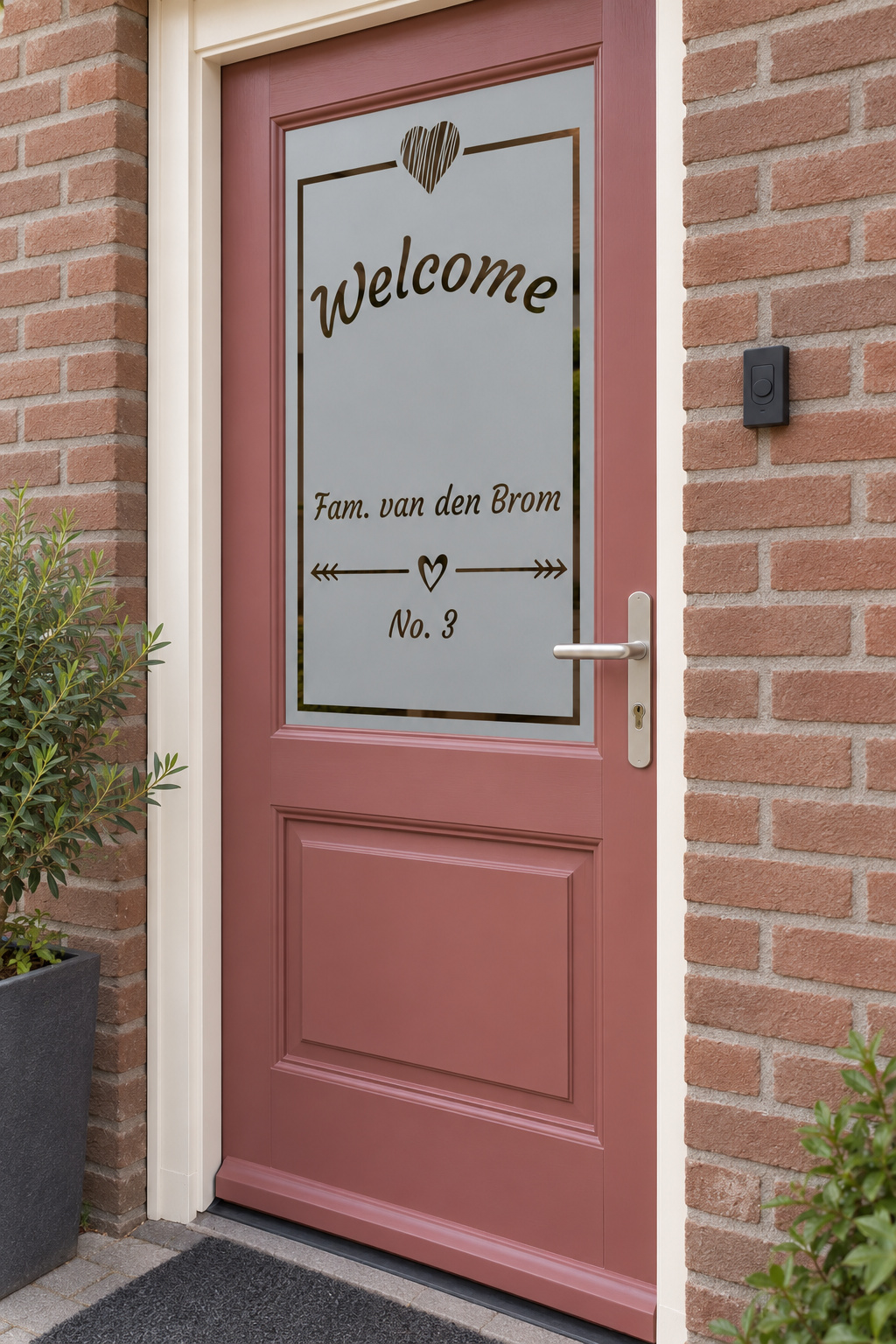 Schuin aanzicht van een Nederlandse voordeur met hartjes, pijlen en een welkomsttekst in raamfolie love met hartjes.