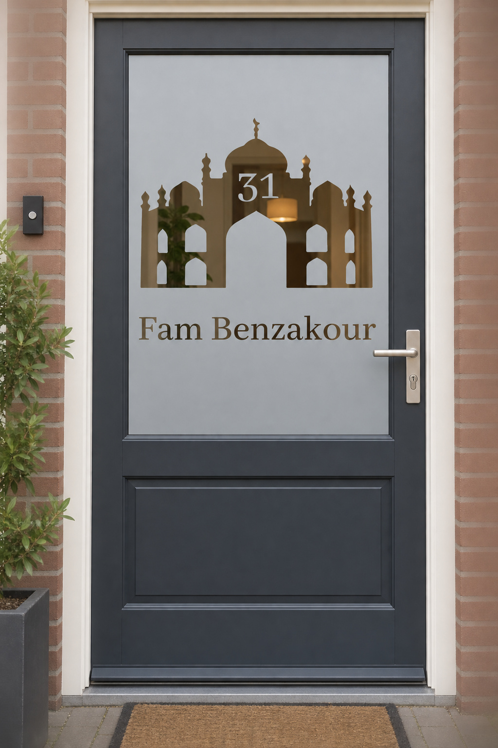 Nederlandse voordeur recht van voren met raamfolie moskee naam en huisnummer: een moskeesilhouet met huisnummer in de koepel en familienaam.