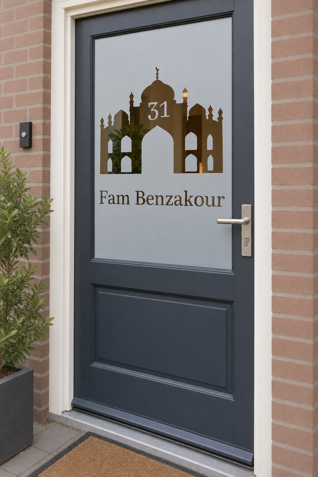 Schuin aanzicht van een Nederlandse voordeur met een moskeesilhouet met huisnummer in de koepel en familienaam in raamfolie moskee naam en huisnummer.