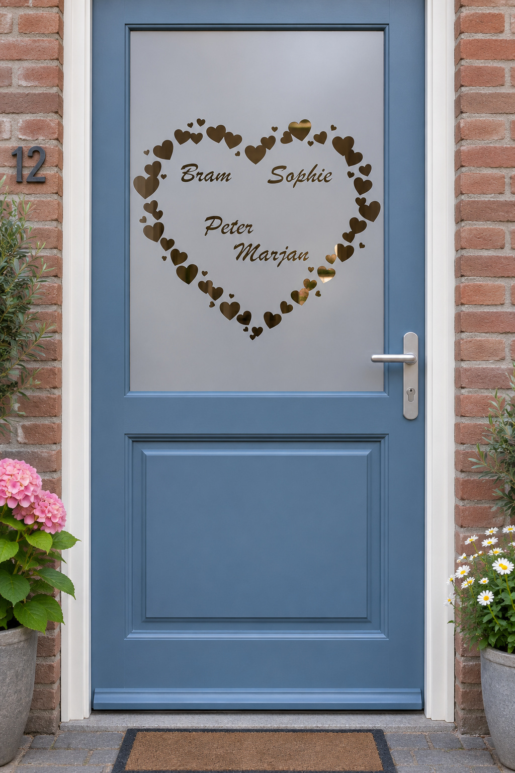 Nederlandse voordeur recht van voren met raamfolie namen in hart: een hart van kleine hartjes met voornamen.