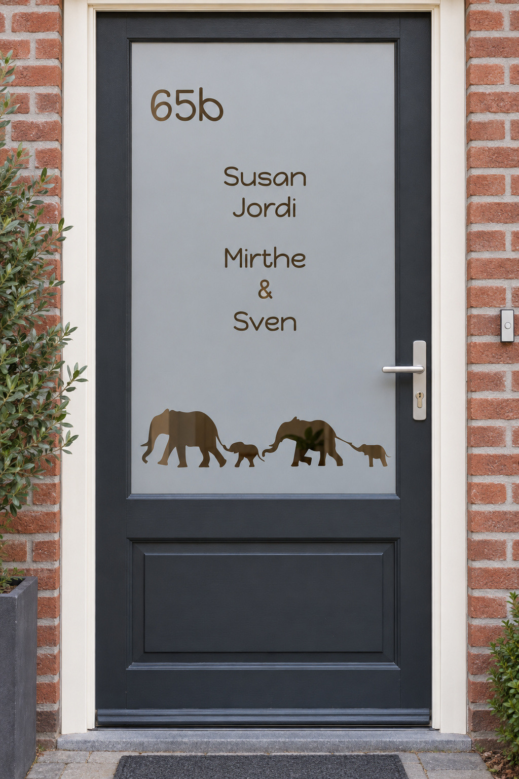 Nederlandse voordeur recht van voren met raamfolie olifanten en huisnummer: vier olifanten met namen en huisnummer.