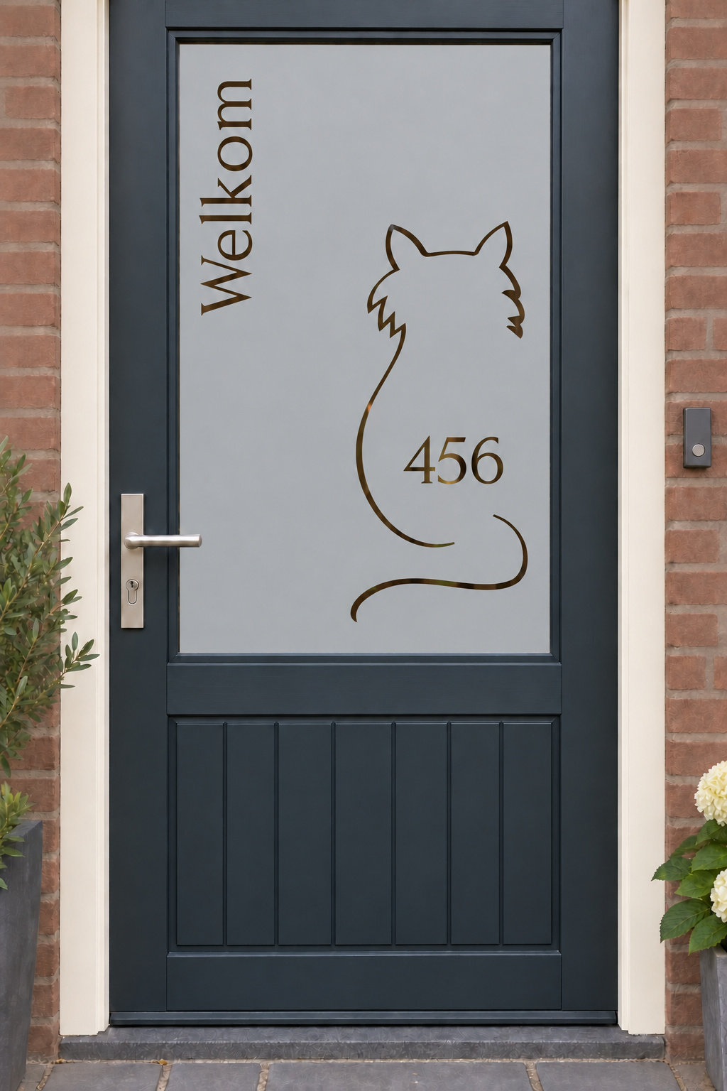 Nederlandse voordeur recht van voren met raamfolie poes met huisnummer: de omtrek van een poes met huisnummer en Welkom.