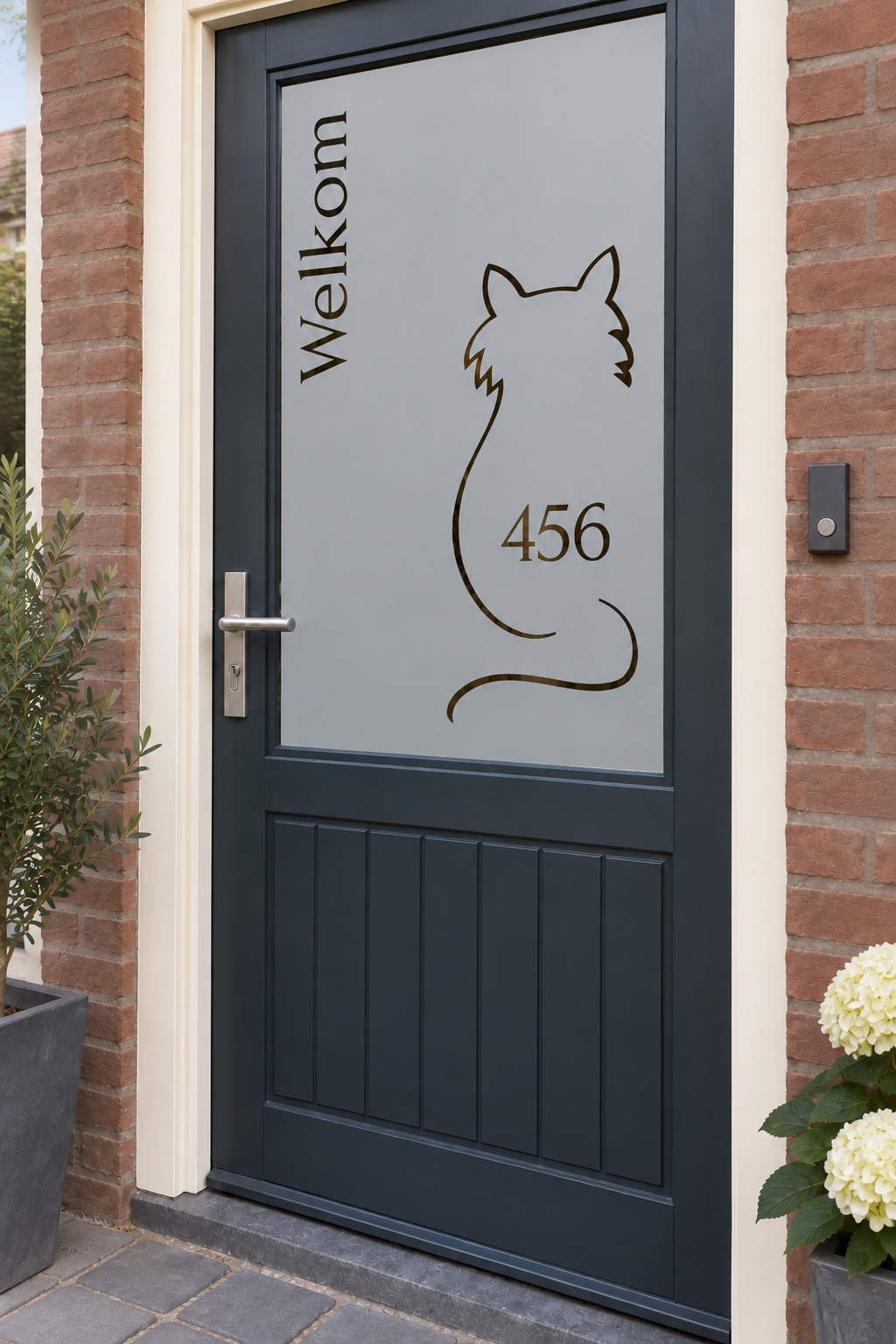 Schuin aanzicht van een Nederlandse voordeur met de omtrek van een poes met huisnummer en Welkom in raamfolie poes met huisnummer.