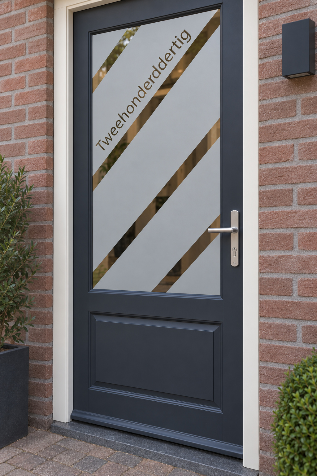 Schuin aanzicht van een Nederlandse voordeur met schuine strepen met een uitgeschreven huisnummer in raamfolie schuine strepen met uitgeschreven huisnummer.