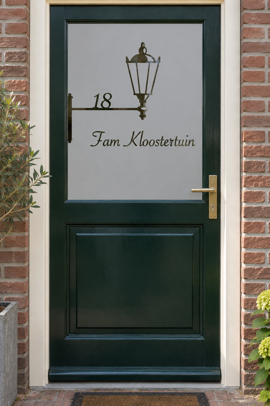 Nederlandse voordeur recht van voren met raamfolie sierlijke lantaarn: een sierlijke lantaarn met huisnummer op de steun en familienaam.