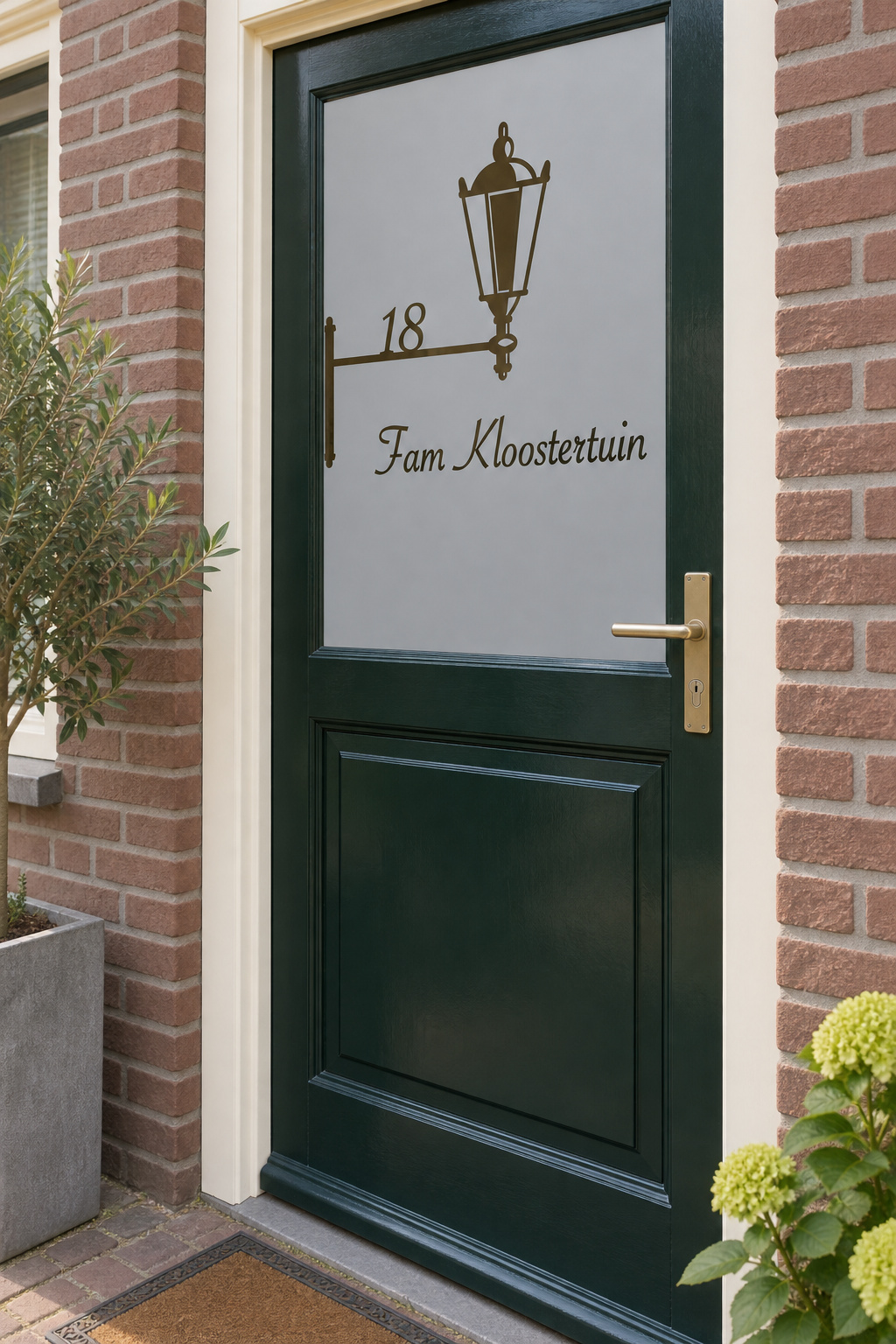 Schuin aanzicht van een Nederlandse voordeur met een sierlijke lantaarn met huisnummer op de steun en familienaam in raamfolie sierlijke lantaarn.
