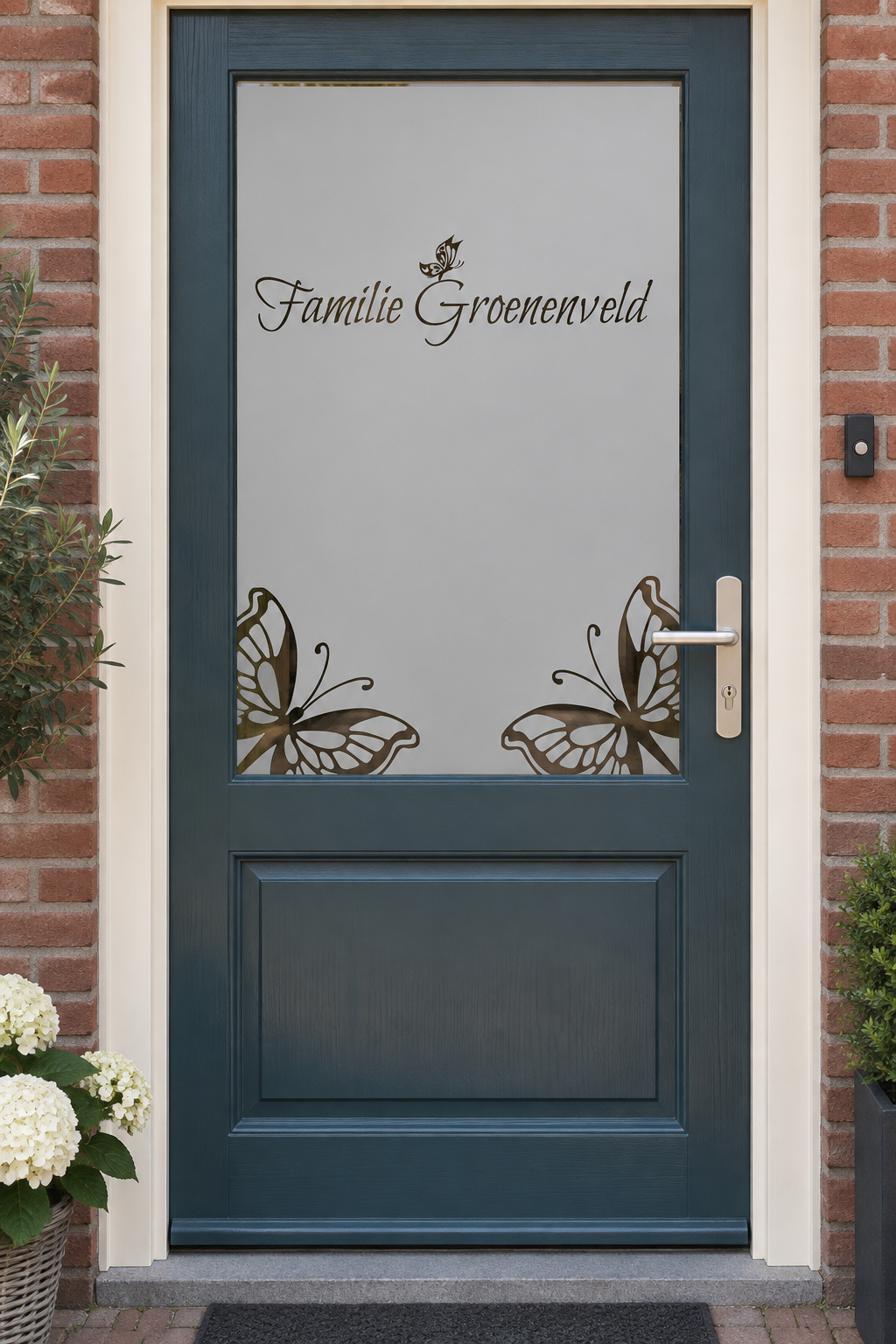 Nederlandse voordeur recht van voren met raamfolie sierlijke vlinders: drie sierlijke vlinders en een familienaam.