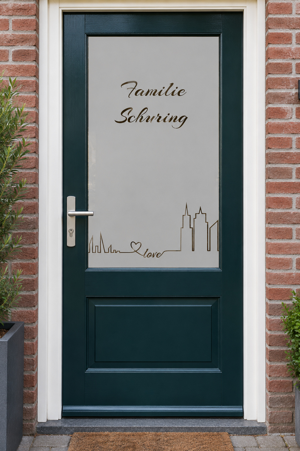 Nederlandse voordeur recht van voren met raamfolie skyline met hartje: een skyline, hartje en familienaam.