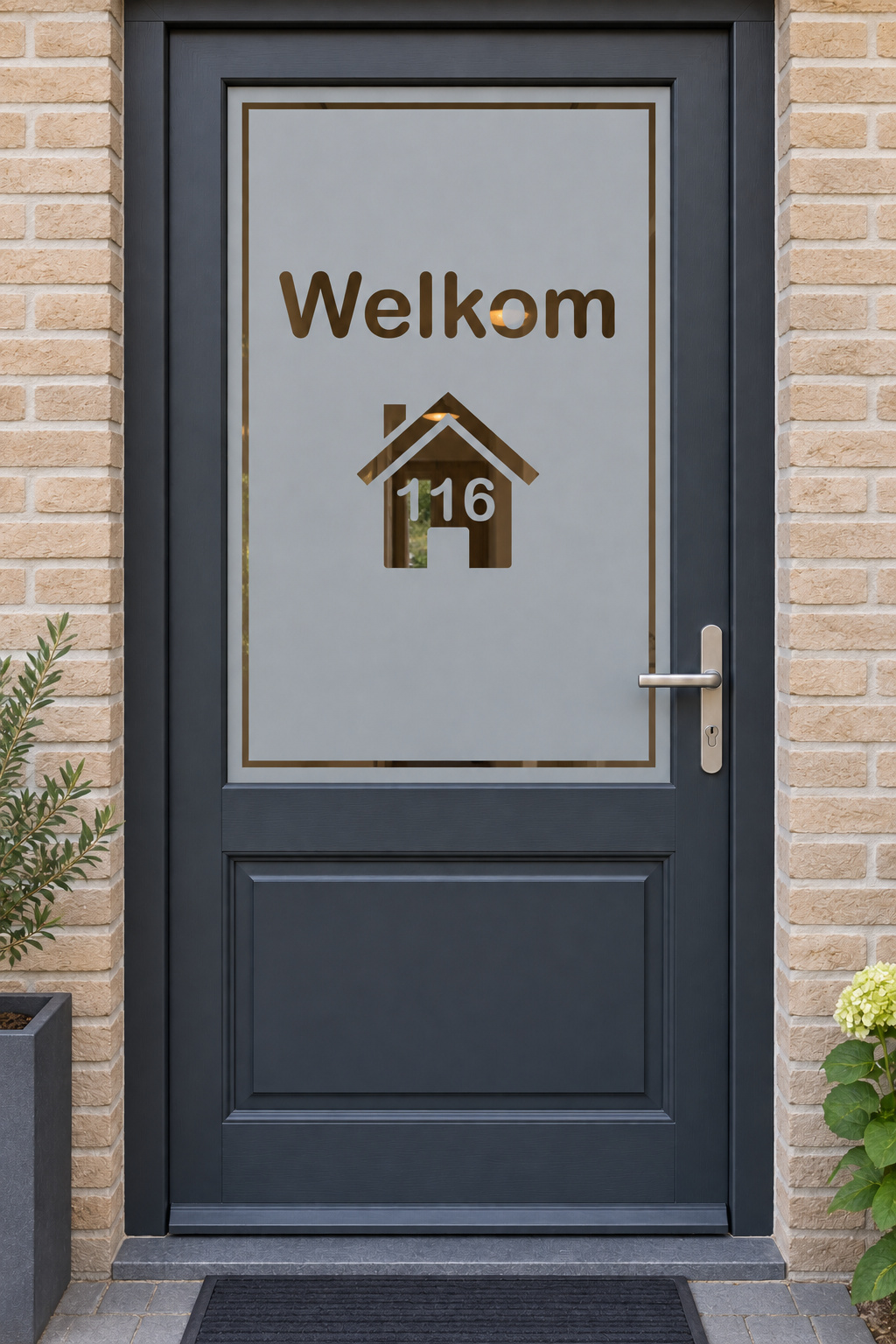 Nederlandse voordeur recht van voren met raamfolie strak huisje met huisnummer: een huisje met huisnummer en welkomsttekst.