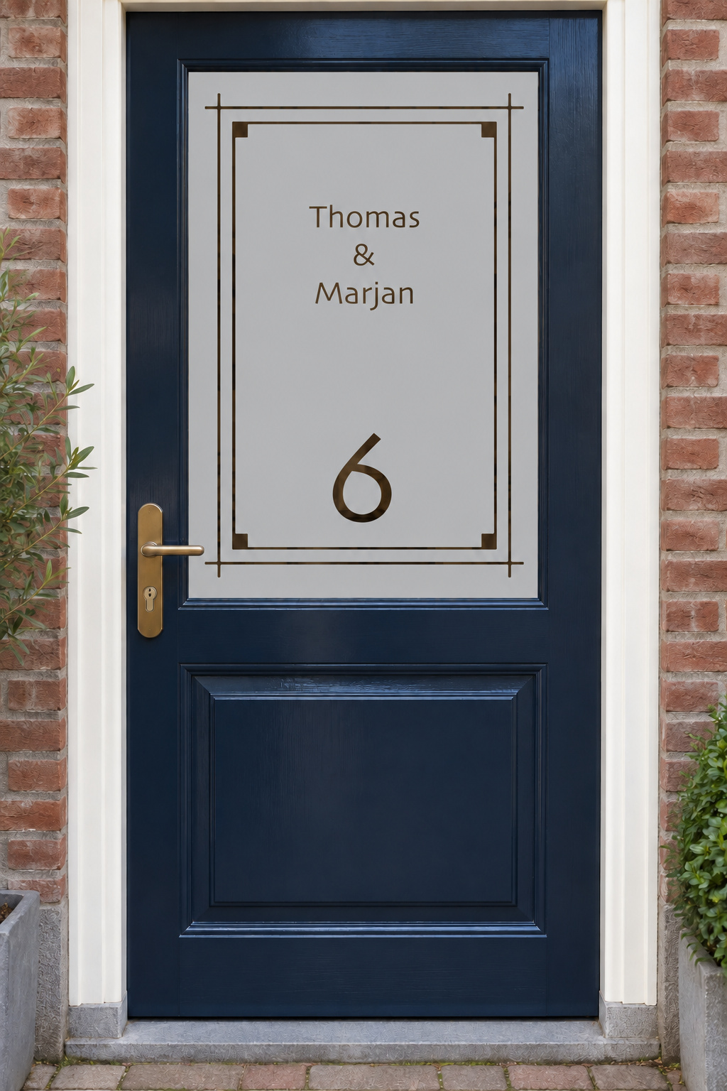 Nederlandse voordeur recht van voren met raamfolie strak kader met namen en huisnummer: een dubbel lijnenkader met twee namen en huisnummer.