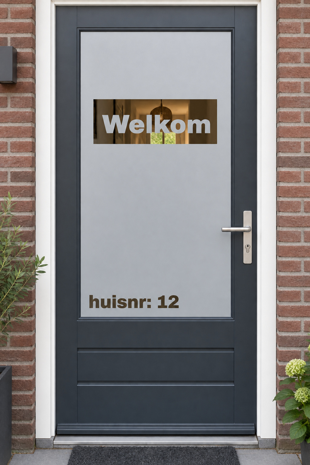 Nederlandse voordeur recht van voren met raamfolie welkom en huisnummer: een uitgesneden rechthoek met Welkom en huisnummer linksonder.