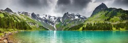 blauw-meer-bij-berglandschap_lr