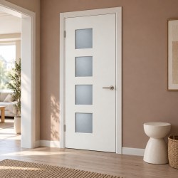 XL deursticker moderne witte voordeur met vier raampjes M02 toegepast in een appartement met kleikleurige wand en lichte houten vloer