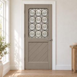 XL deursticker klassieke taupe voordeur met cirkelglas C20 toegepast in een wit kozijn met natuurlijke lichtinval