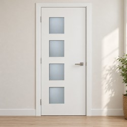 XL deursticker moderne witte voordeur met vier raampjes M02 toegepast in een wit kozijn met natuurlijke lichtinval