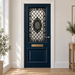 XL deursticker vintage blauwe voordeur met sierrooster V21 toegepast in een wit kozijn met natuurlijke lichtinval