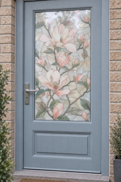 Bedrukte raamfolie voordeur perzikkleurige magnolia in glas-in-loodstijl – verticale sfeerfoto van raamfolie op maat