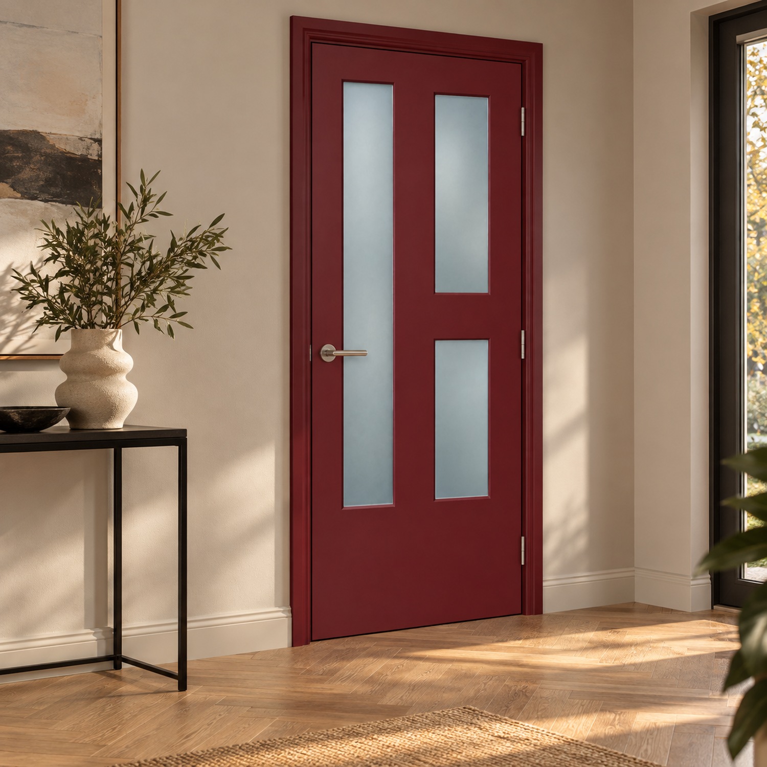 XL deursticker moderne bordeaux voordeur met asymmetrisch glas M30 toegepast in een entree met lichte eiken visgraatvloer en zwarte console