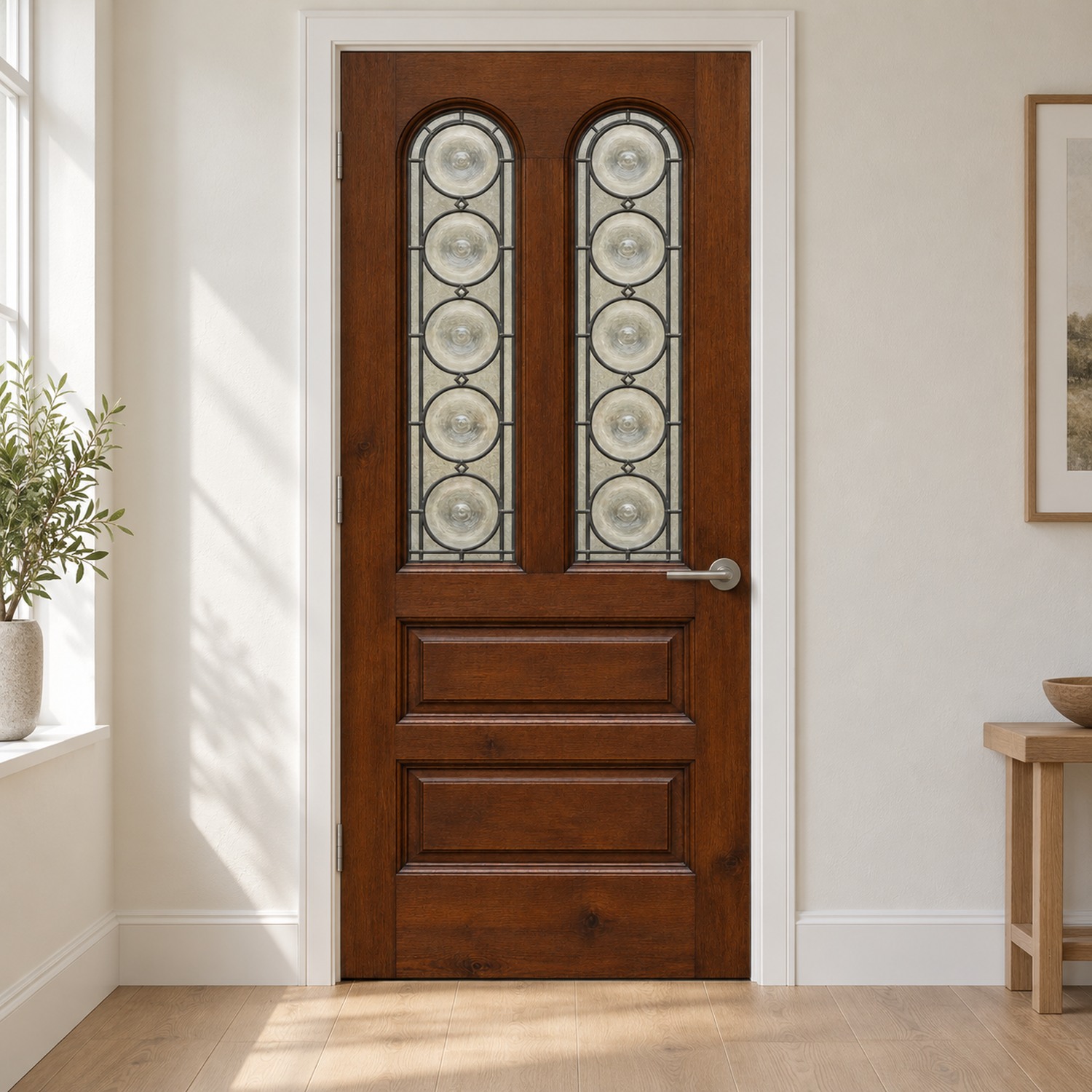 XL deursticker klassieke houten voordeur met ronde siermotieven C15 toegepast in een wit kozijn met natuurlijke lichtinval
