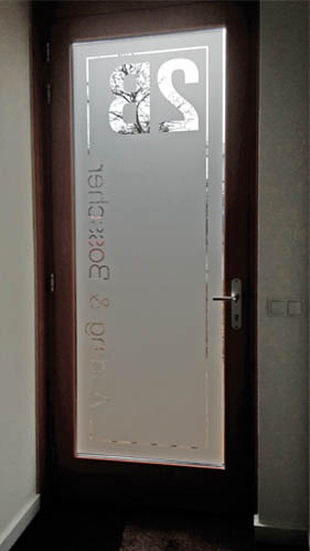 voordeur met raamfolie beplakt