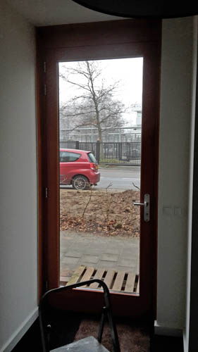 voordeur zonder raamfolie gemonteerd